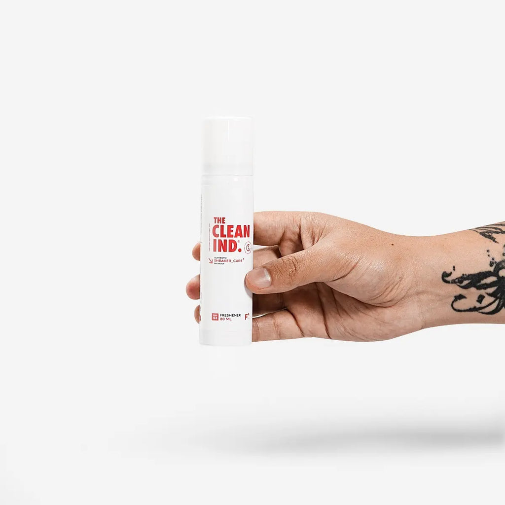 Mano sosteniendo el desodorante para sneakers FRESHENER