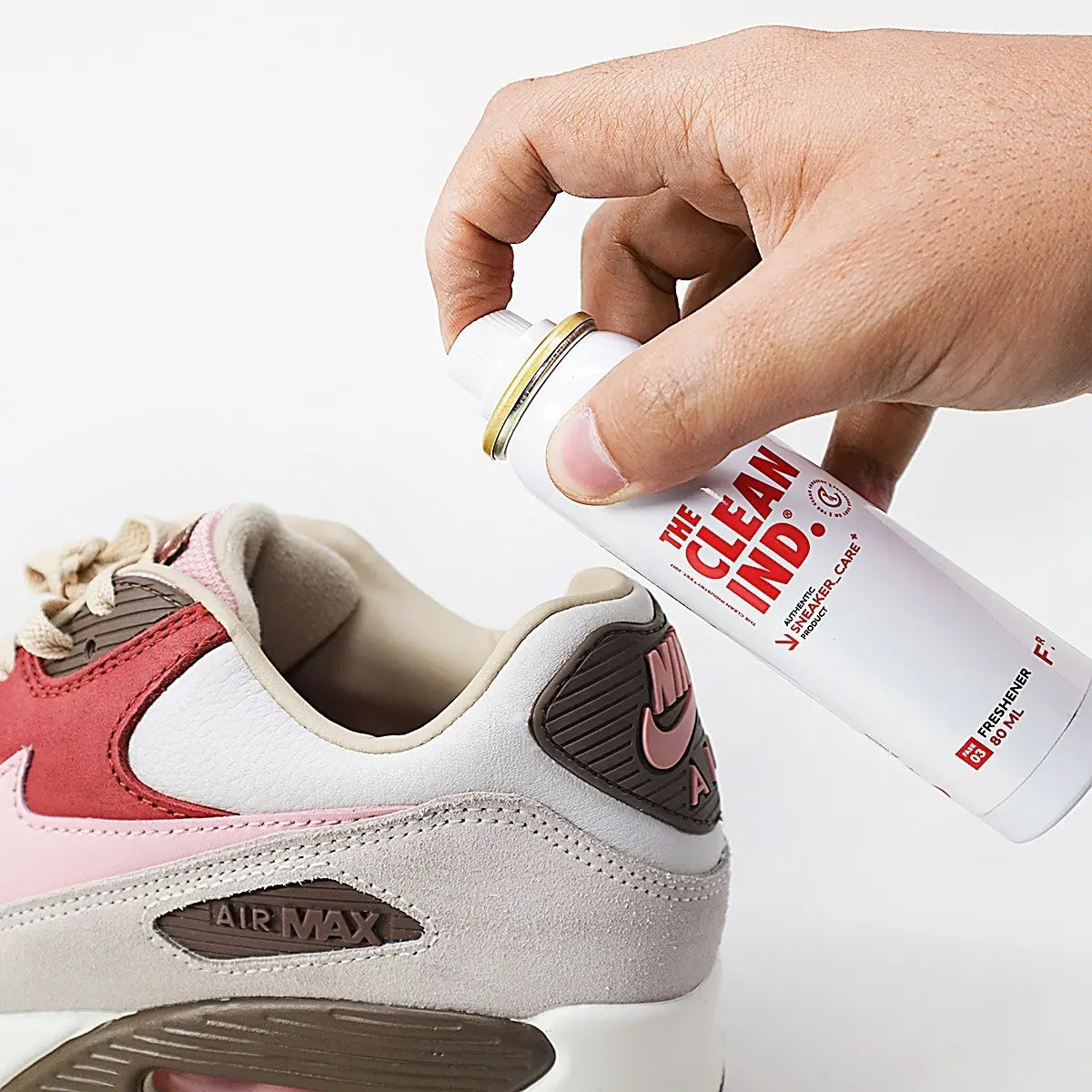 Aplicando FRESHENER dentro de un tenis para eliminar el mal olor